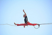 Weltbester Slackliner Lukas Irmler zeigte sein Können unter dem Dach des MAC (©Foto. Ingrid Grossmann)